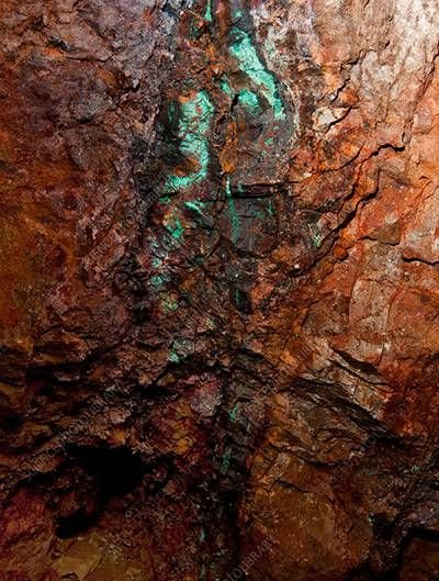 Minerales básicos como hierro, cobre, plomo, zinc y estaño